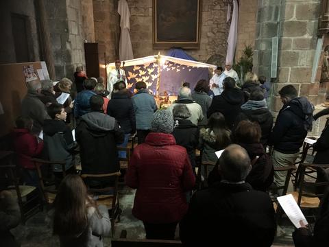 prière auprès de la crèche collégiale saint Junien